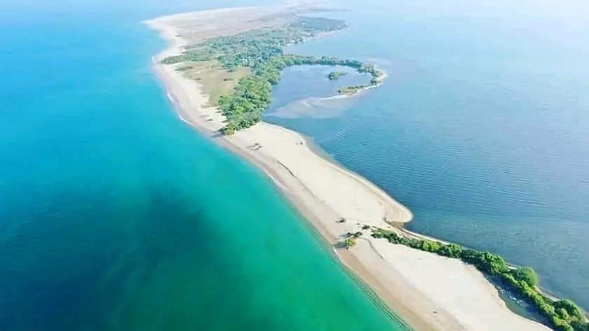 Baththalangunduwa Island: The Rugged Sandbank